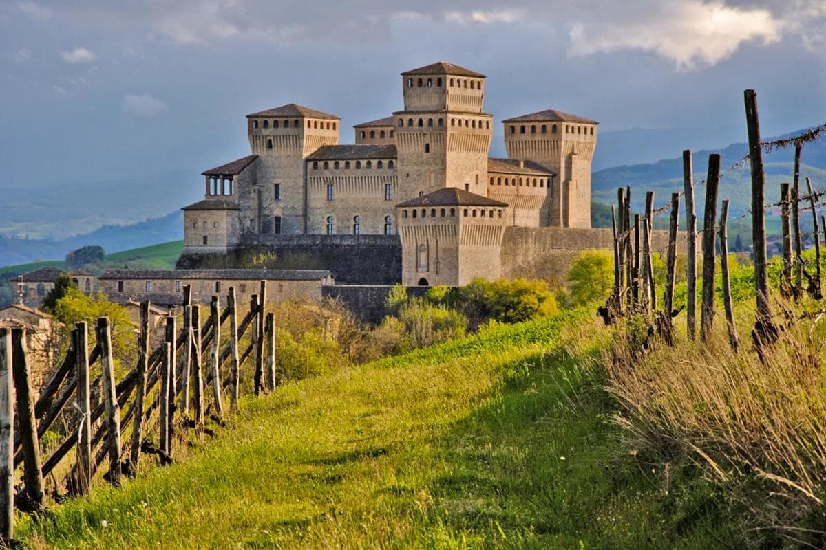 Immagine editoriale notturna per raccontare il teatro nei luoghi di Ermo Colle.